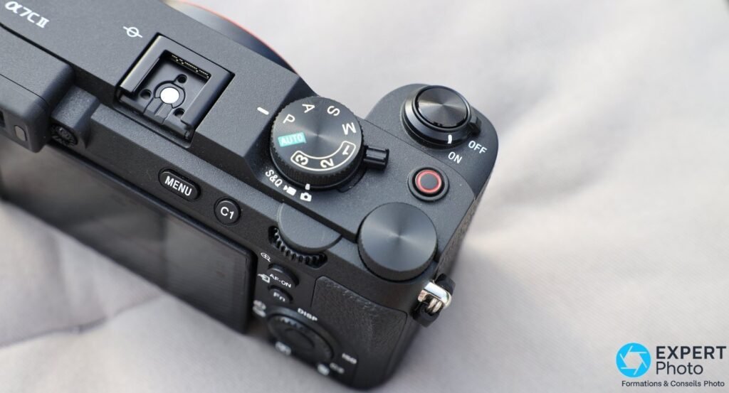 Gros plan des commandes du dessus du Sony A7C II : molette de mode, boutons MENU, C1, AF-ON, Fn et DISP