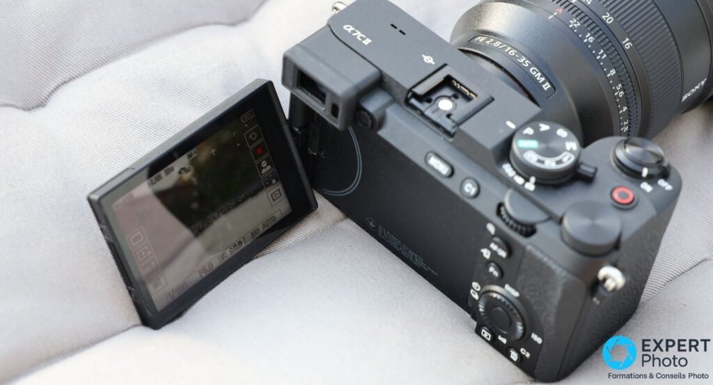 Sony A7C II équipé du Sony FE 16-35 mm f/2.8 GM II, écran orientable LCD entièrement déplié sur le côté 