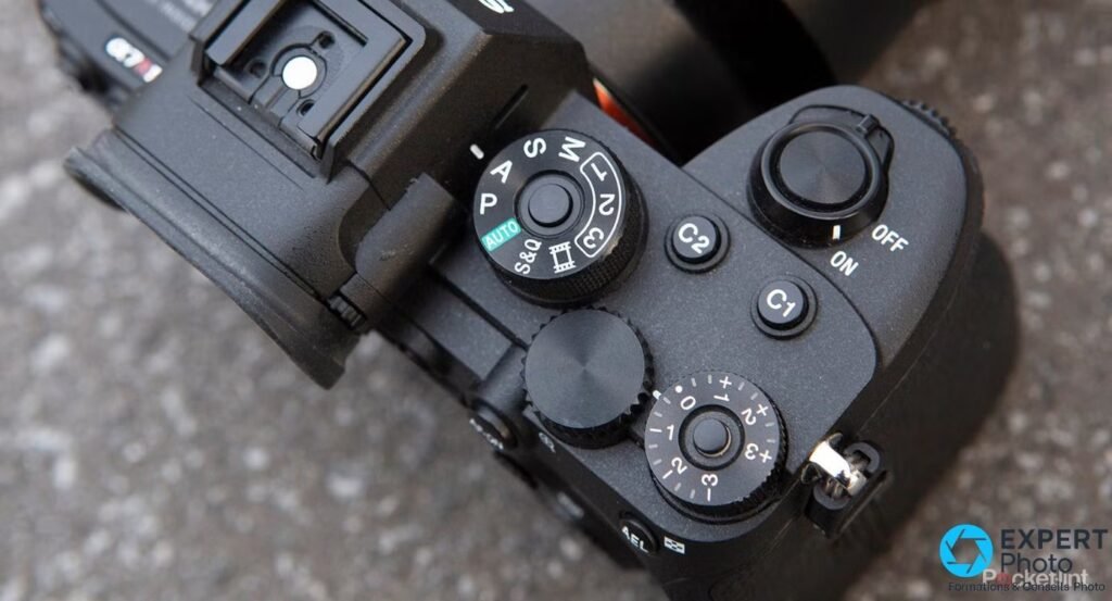 Vue plongeante du dessus du Sony A7R IV avec molette PASM, boutons C1 C2, switch ON OFF et double molette