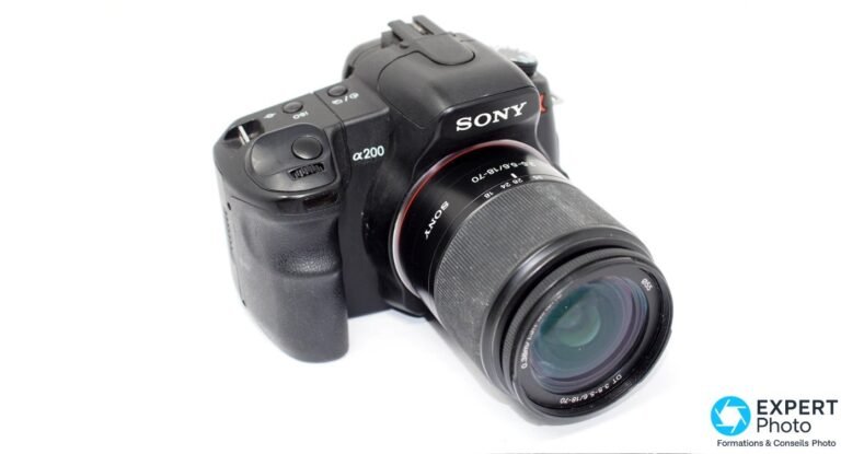Sony Alpha 200 (DSLR-A200) : faut-il l’acheter en 2026 ? Sony Alpha 200 noir équipé de l'objectif Sony DT 18-70 mm en position rétractée, vu de trois quarts avant, marquage α200.