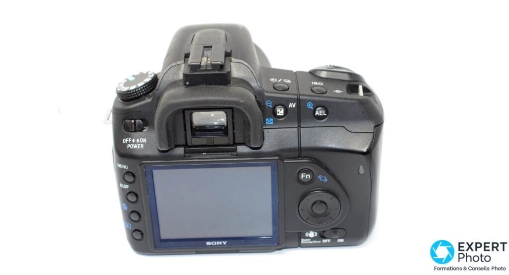 Sony Alpha 200 vu de dos : écran LCD, œilleton du viseur, boutons Menu/Fn/AV/AEL et interrupteur Super SteadyShot.