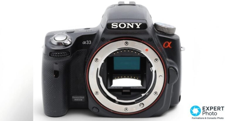 Sony Alpha 33 de face sans objectif, monture A ouverte, logo SONY et marquage α33 visibles, capteur APS-C apparent
