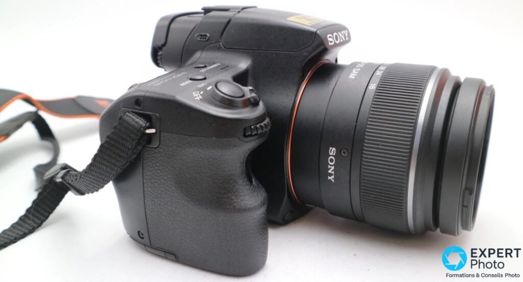 Profil droit du Sony Alpha 37 (SLT-A37) : grip, déclencheur, commandes ON/OFF, ZOOM et FINDER/LCD visibles.