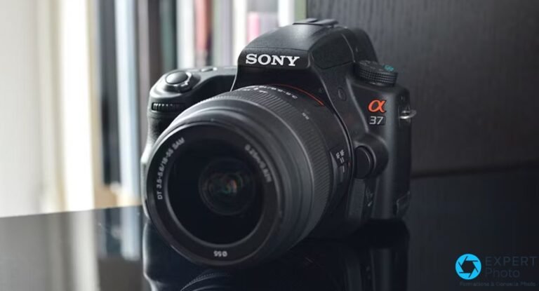Sony Alpha 37 (SLT-A37) : que vaut ce reflex SLT en occasion en 2026 ? Sony Alpha 37 (SLT-A37) en vue trois quarts avant, objectif Sony DT 18-55 mm SAM monté, logo « α 37 » rouge visible.