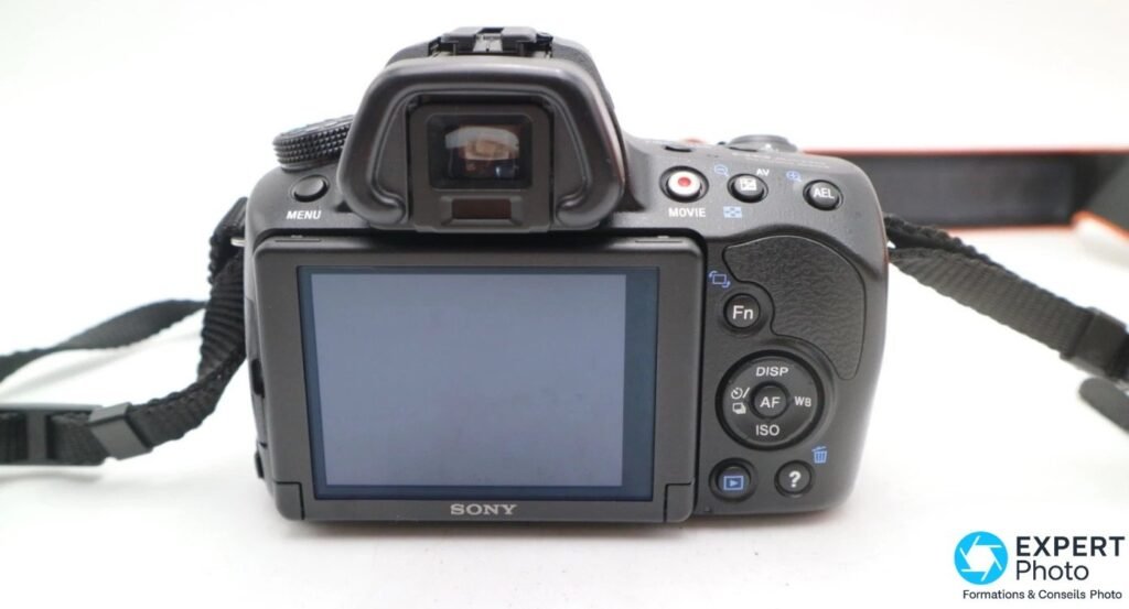 Vue arrière du Sony Alpha 37 (SLT-A37) avec l'écran LCD, le viseur électronique et les boutons Fn, DISP/AF/WB/ISO.