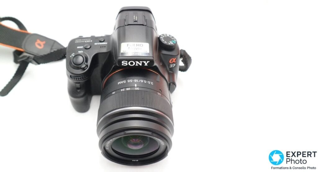 Sony Alpha 37 (SLT-A37) vu de dessus, étiquette commerciale Sony « Full HD Movie » d'origine collée sur le pentaprisme.