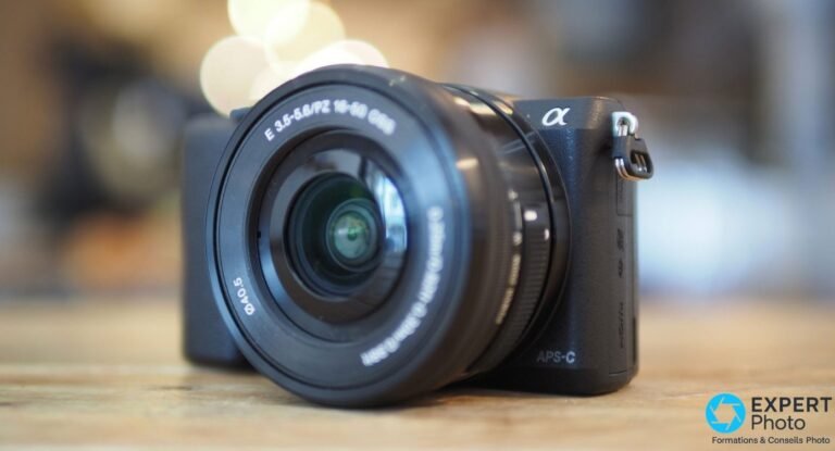 Sony Alpha 5100 d’occasion : ce qu’il vaut vraiment sous 250 € Sony Alpha 5100 noir équipé du Sony E PZ 16-50 mm OSS, face avant 3/4, bokeh chaud en arrière-plan sur surface bois.