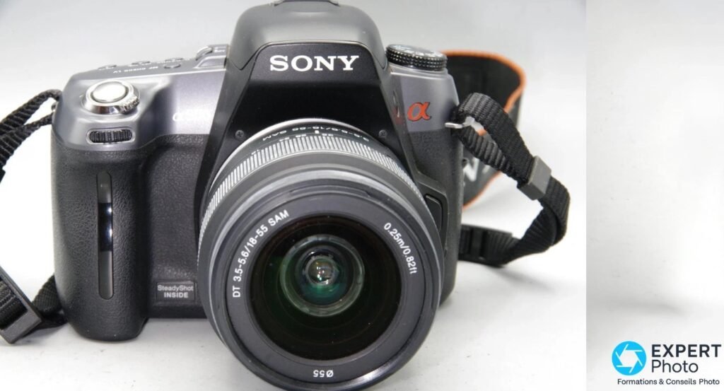 Reflex Sony Alpha 550 vu de face avec objectif Sony DT 3.5-5.6 18-55 SAM monté et marquage SteadyShot Inside.