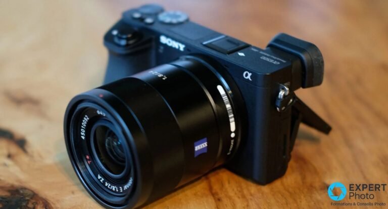 Sony Alpha 6500 noir en trois-quarts avant droit, équipé d'un objectif Zeiss Sonnar 24 mm f/1.8 ZA en monture Sony E.