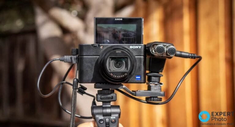 Sony RX100 VII face avant, écran retourné en mode vlog, micro externe à double capsule et câble connecté