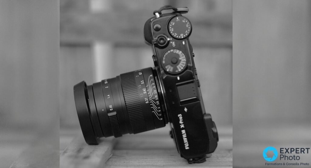 7Artisans 35mm f/0.95 vue de dessus sur Fujifilm X-Pro3, bagues mise au point et diaphragme lisibles, photo N&B