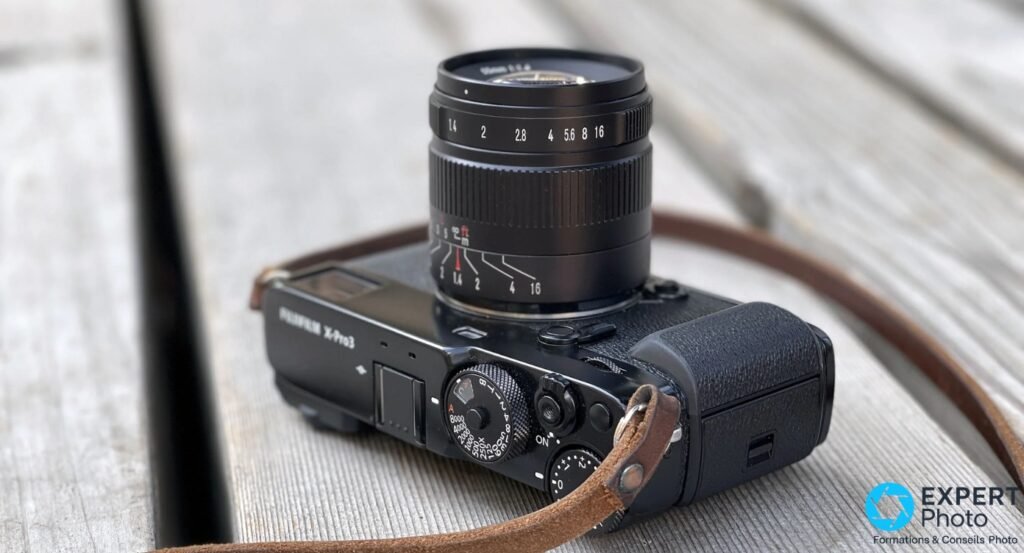 Fujifilm X-Pro3 vu de dessus, objectif 7Artisans 55mm f/1.4 monté, bague diaphragme 1.4–16 et MAP ft/m lisibles