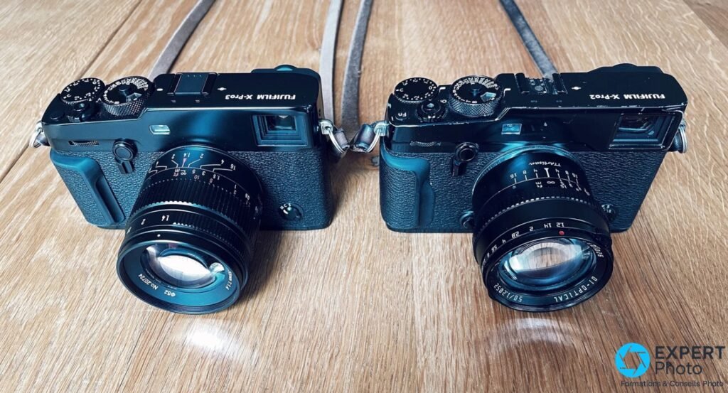 Face avant : Fujifilm X-Pro3 avec 7Artisans 55mm f/1.4 (Φ52 No.20724) et X-Pro2 avec TTArtisan, sur bois