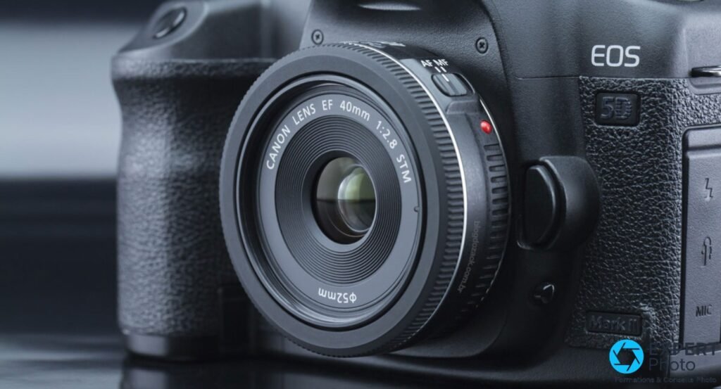 Gros plan Canon EF 40mm f/2.8 STM face avant : lentille frontale, bague gravée, commutateur AF/MF, sur Canon EOS 5D