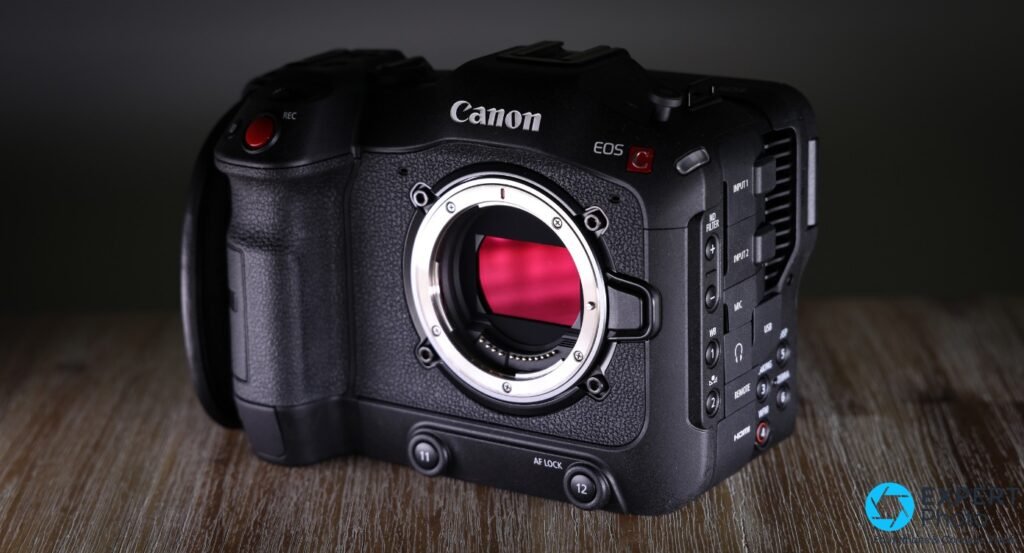 Canon EOS C70 boîtier nu posé sur bois, monture RF ouverte, capteur visible, connectique INPUT 1/2 et HDMI sur le flanc