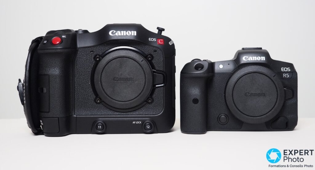 Canon EOS C70 à gauche et Canon EOS R5 à droite, vue de face avec cache-objectifs, comparaison de taille sur fond blanc