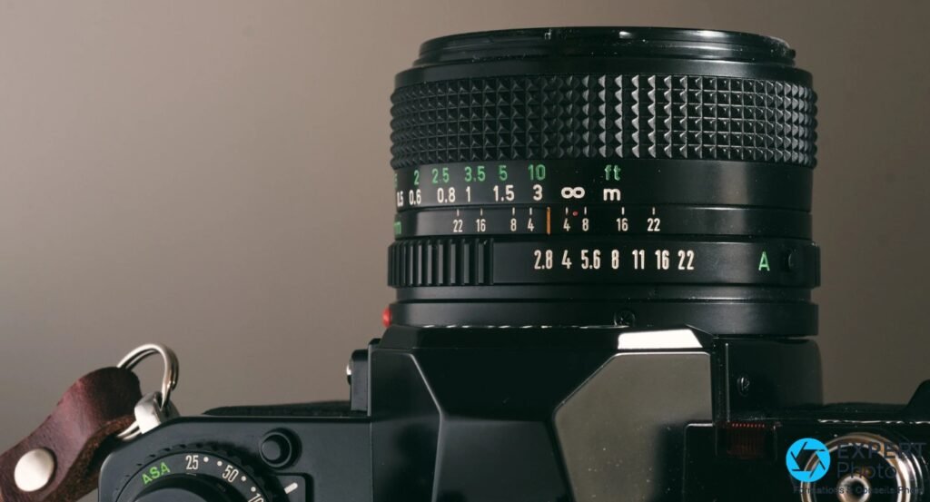Canon New FD 28mm f/2.8 monté sur reflex argentique, détail bagues de diaphragme (2.8–22) et mise au point 