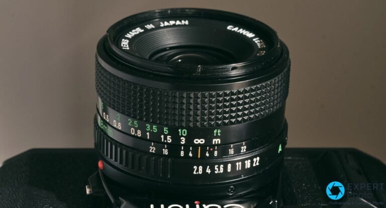 Canon FD 28mm f/2.8, vue de face avec lentille frontale exposée et inscription « Canon Lens FD » lisible
