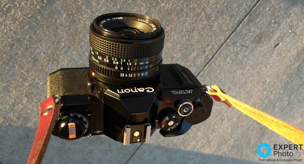 Canon New FD 28mm f/2.8 sur Canon AV-1 argentique, vue du dessus en extérieur, lentille frontale exposée