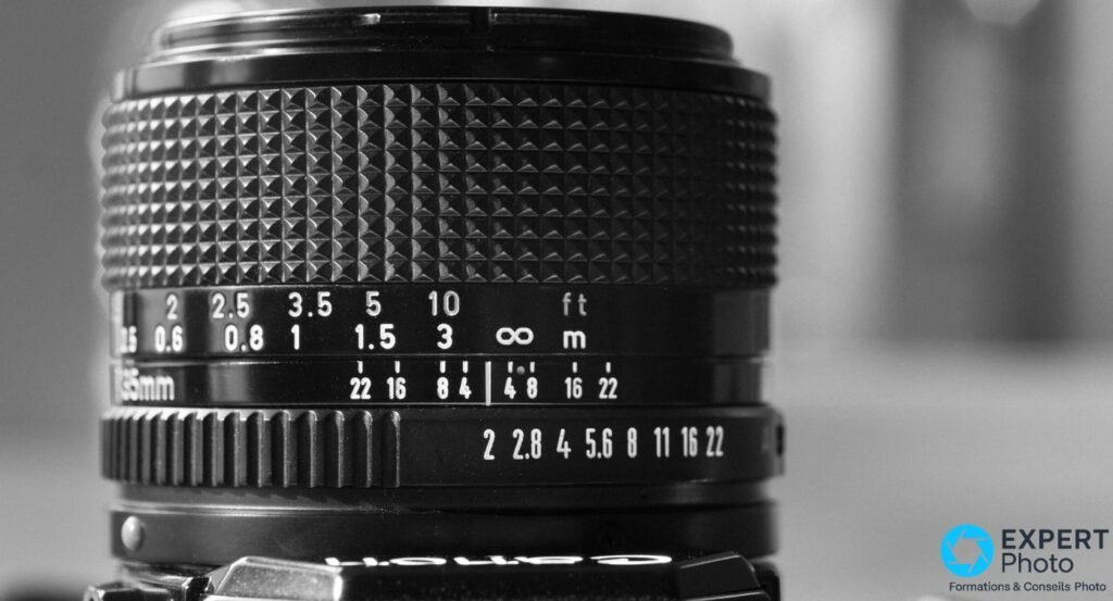 Gros plan sur les bagues de mise au point et de diaphragme du Canon New FD 35mm f/2, graduations lisibles.