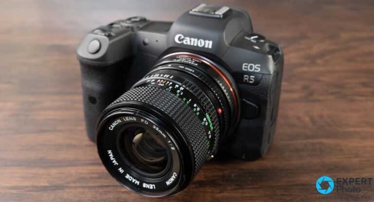 Canon New FD 35mm f/2 monté sur hybride Canon EOS R5 via adaptateur, vue 3/4 avant sur fond bois.