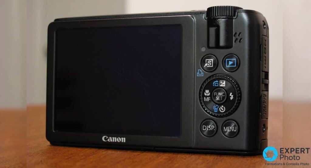 Canon PowerShot S90 face arrière, écran LCD éteint, boutons DISP., MENU, FUNC. SET et connecteur HDMI visible sur la tranche