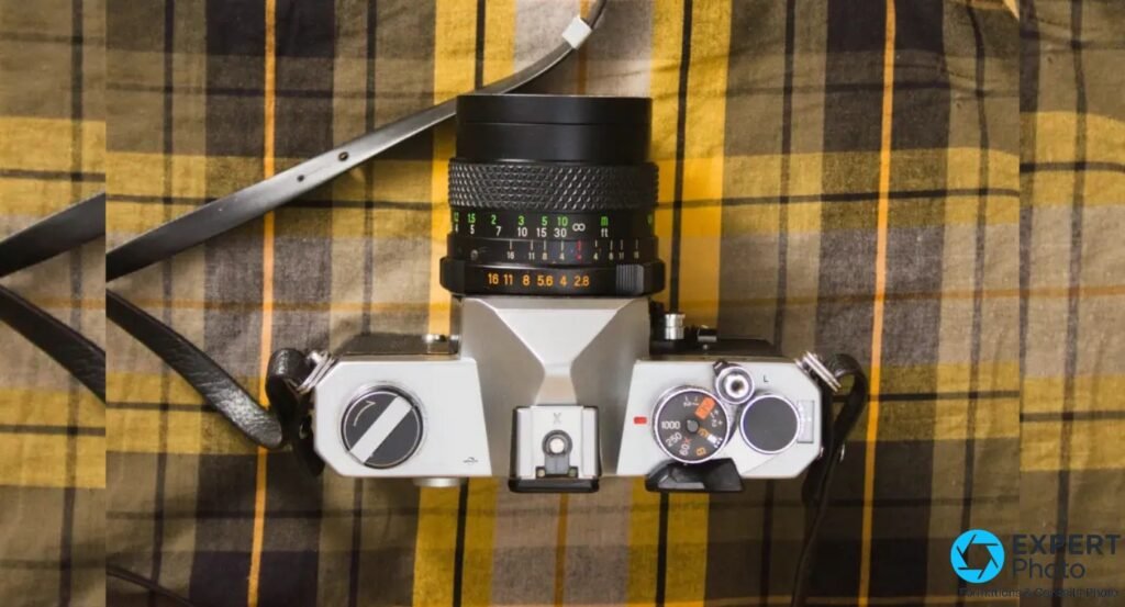 Fujica AZ-1 vue du dessus : bague diaphragme 2.8–16, molette des vitesses, griffe flash et graduation de mise au point