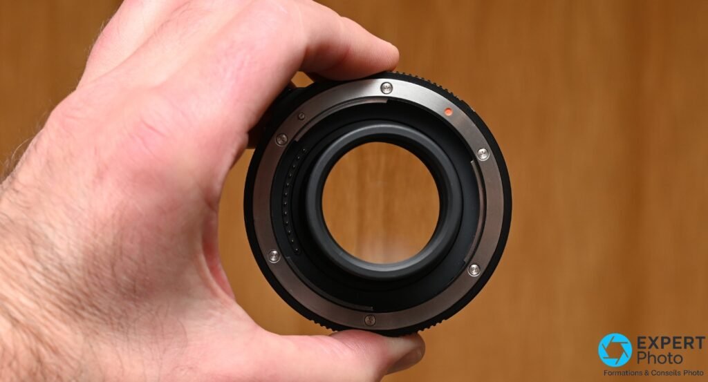Fujifilm GF 1.4X TC WR côté baïonnette arrière : bague métallique, repère rouge, contacts électroniques et ergot de verrouillage visibles