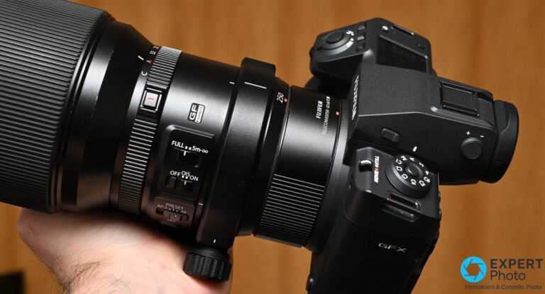 Ensemble profil gauche : objectif GF 250mm Fujinon, téléconvertisseur GF 1.4X TC WR et boîtier GFX (marquage GFX lisible), commutateurs OIS et AF visibles