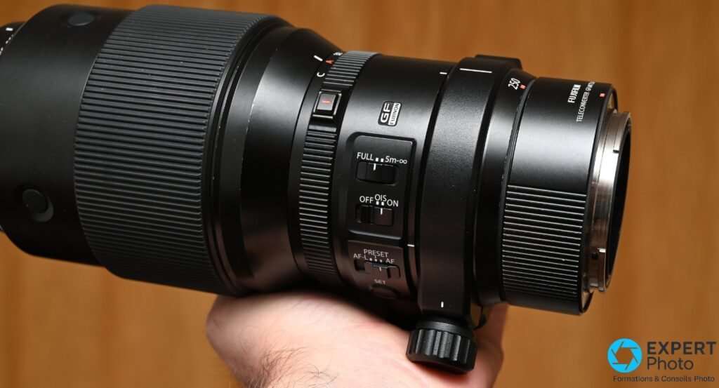 GF 1.4X TC WR en position intermédiaire entre le GF 250mm et la baïonnette boîtier, commutateurs FULL/5m-∞, OIS ON/OFF et PRESET AF-L AF lisibles