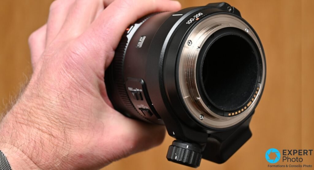 Face arrière de l'objectif Fujinon GF 100-200mm, monture GF ouverte avec contacts électroniques dorés et inscription 100-200 sur la bague
