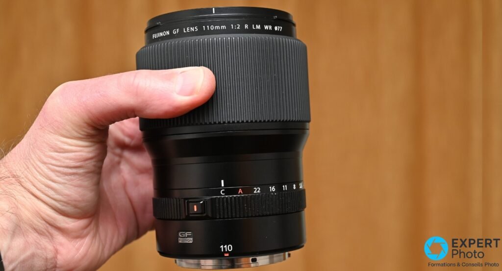 Bague de diaphragme du Fujinon GF 110mm f/2 R LM WR en position A, inscription 110mm et Ø77 lisibles sur le fut