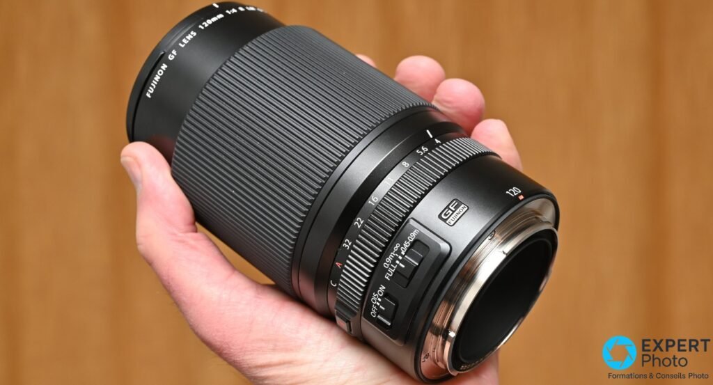 Fujifilm GF 120mm f/4 Macro de profil droit, bague de diaphragme avec marquages f/4 et bague de mise au point visibles