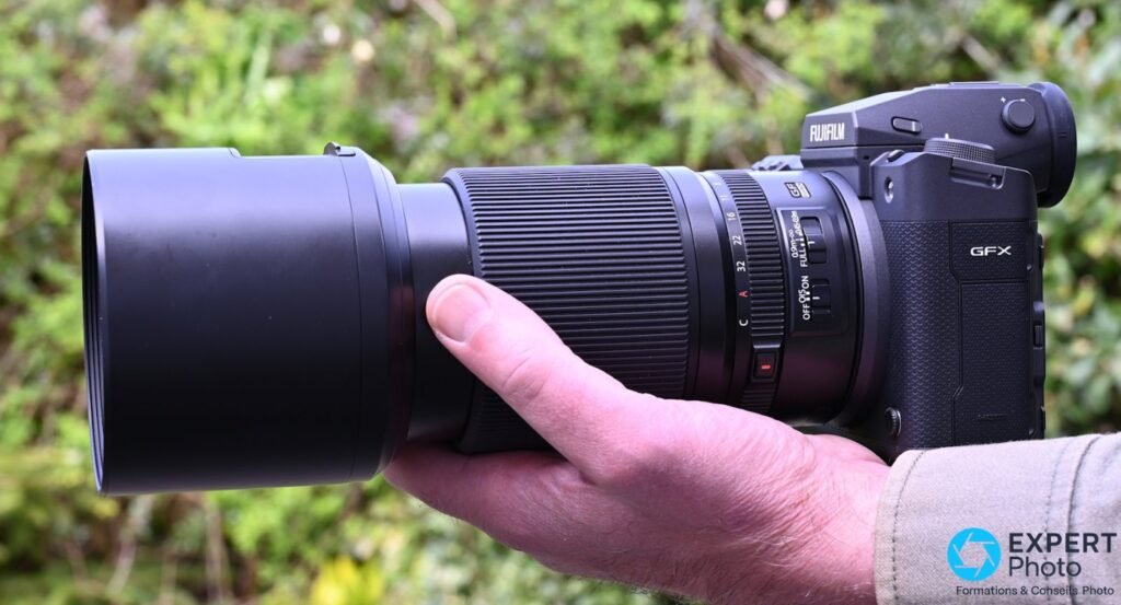  Fujifilm GF 120mm f/4 Macro, profil gauche, échelle de distances en mètres sur la bague de mise au point et inscription Fujinon lisible