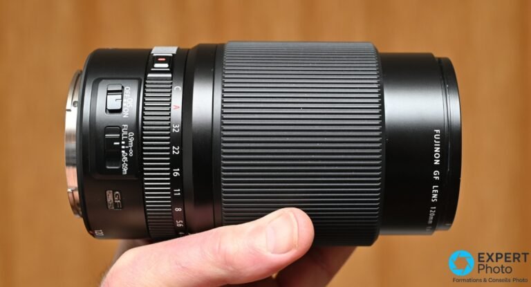 Objectif Fujifilm GF 120mm f/4 R LM OIS WR Macro, vue trois quarts avant, inscription Fujinon lisible, fond blanc