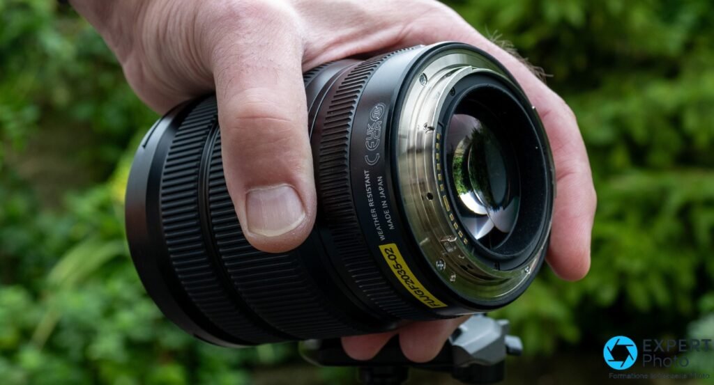 Fujifilm GF 20-35mm f/4 R WR vu de l'arrière, baïonnette et contacts dorés, inscriptions Weather Resistant Made in Japan