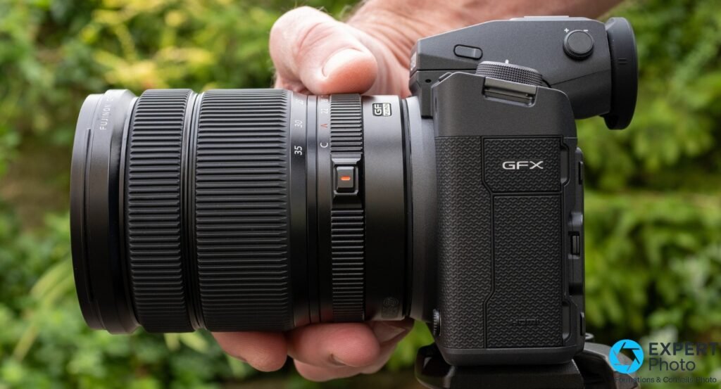 Fujifilm GF 20-35mm f/4 R WR sur GFX, profil droit, bague zoom graduations 35/30/22 et bouton de verrouillage orange visible