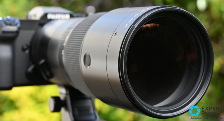 Fujifilm GF 500mm f/5.6 monté sur boîtier Fujifilm, vue profil gauche depuis l'avant, verre frontal apparent