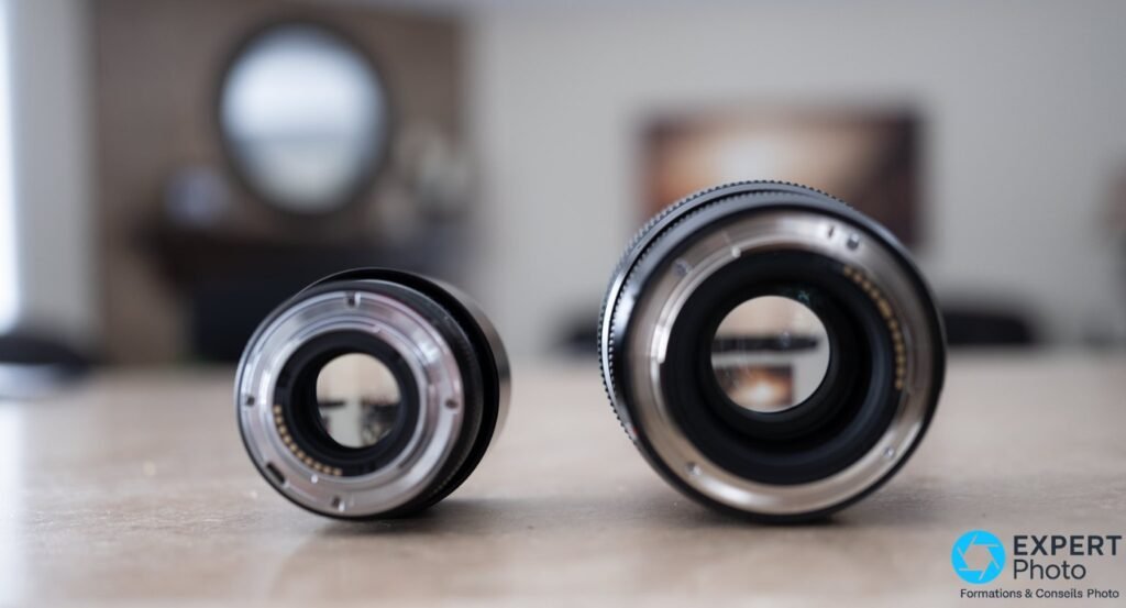 Vue arrière de deux objectifs Fujinon GF de tailles différentes posés sur une surface claire, montures et contacts dorés visibles