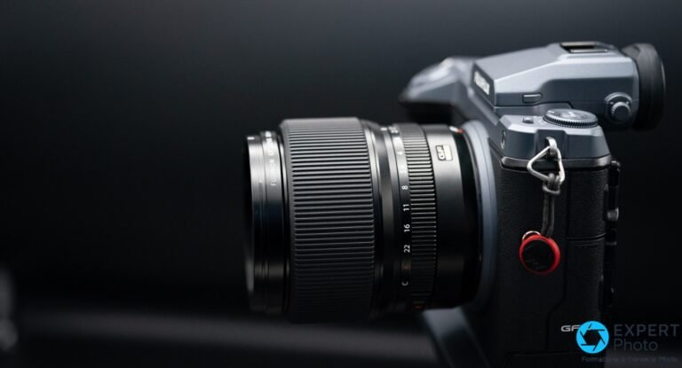 Fujifilm GF 80mm f/1.7 R WR : une focale portrait spécialisée pour le système GFX Fujifilm GF 80mm f/1.7 R WR monté sur boîtier GFX argenté, bague de diaphragme visible, fond noir