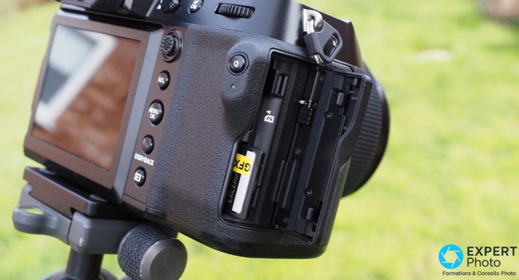 Fujifilm GFX 100S côté gauche, trappe des deux slots SD ouverte, carte mémoire partiellement éjectée visible