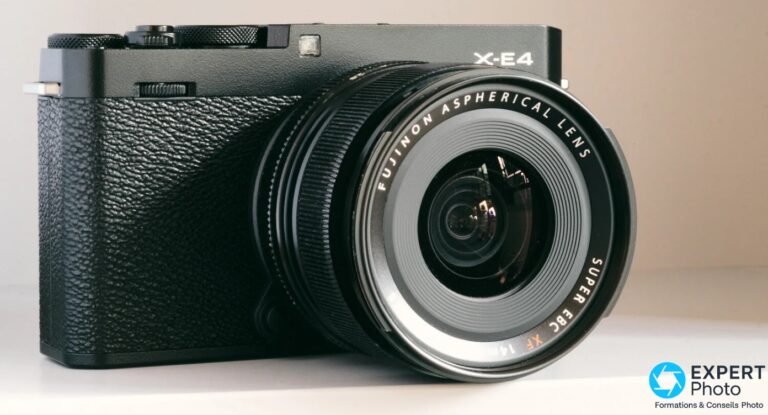 Test Fujifilm XF 14mm f/2.8 R : pour qui ce fixe ultra grand-angle reste-t-il logique ? Fujifilm X-E4 noir avec objectif XF 14mm f/2.8 R monté, marquage SUPER EBC XF 14 lisible sur la face avant
