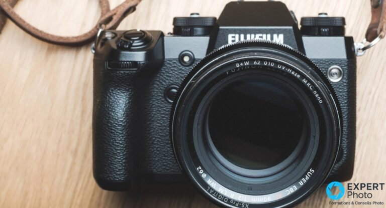 Fujifilm XF 90mm f/2 R LM WR : avis sur le téléportrait Fuji X à ne pas choisir par réflexe Fujifilm XF 90mm f/2 R LM WR monté sur boîtier Fujifilm, filtre B+W UV 62mm vissé, courroie cuir, posé sur surface bois