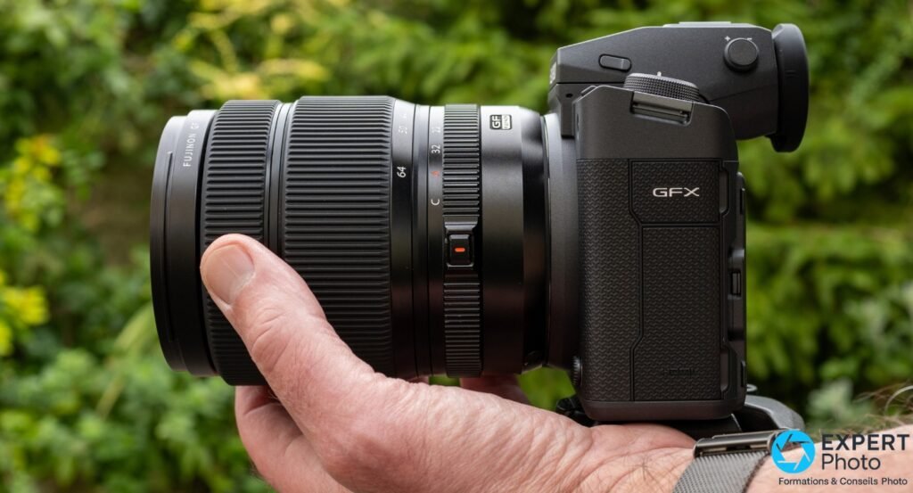 Fujinon GF 32-64mm F4 monté sur boîtier Fujifilm GFX, profil gauche, bague focale et inscription FUJINON GF visibles