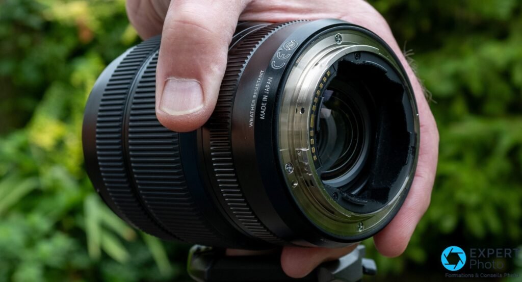 Fujinon GF 32-64mm F4 R LM WR vu de dos, monture avec contacts dorés, joint WR et inscription Weather Resistant lisibles