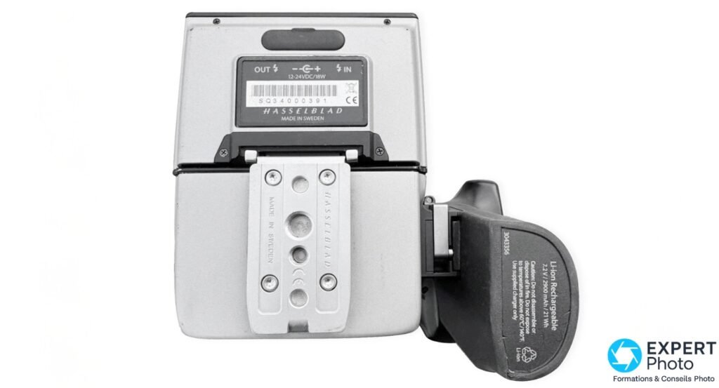 Dos Hasselblad H5D-50c Wi-Fi ouvert, batterie Li-Ion 7,2V 2900 mAh et étiquette HASSELBLAD MADE IN SWEDEN, vue N&B