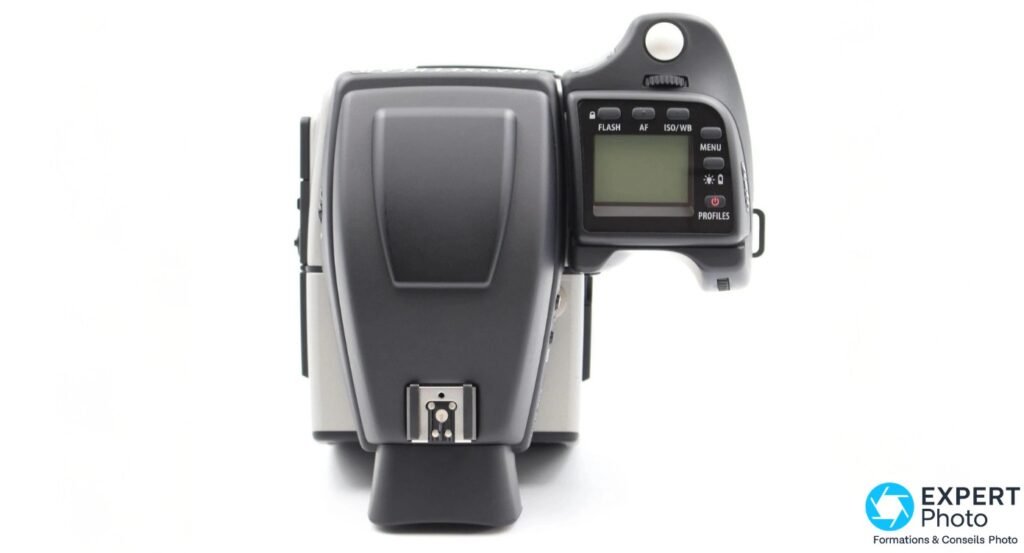 Hasselblad H5D-50c Wi-Fi vue de dessus, panneau commandes FLASH AF ISO/WB MENU PROFILES, écran LCD allumé, griffe flash