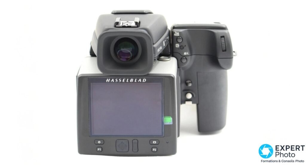 Hasselblad H5D-50c Wi-Fi vue arrière, écran LCD inactif, viseur HVD 90x, touches P1 P2 et navigation, fond blanc