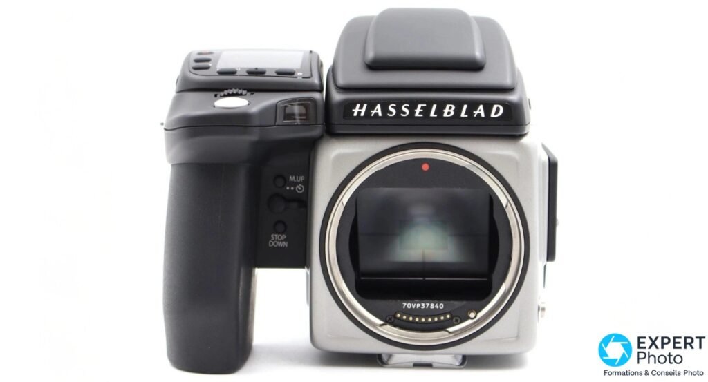 Hasselblad H5D-50c Wi-Fi face avant, monture H ouverte, contacts dorés et numéro 70VP37840 lisibles, fond blanc