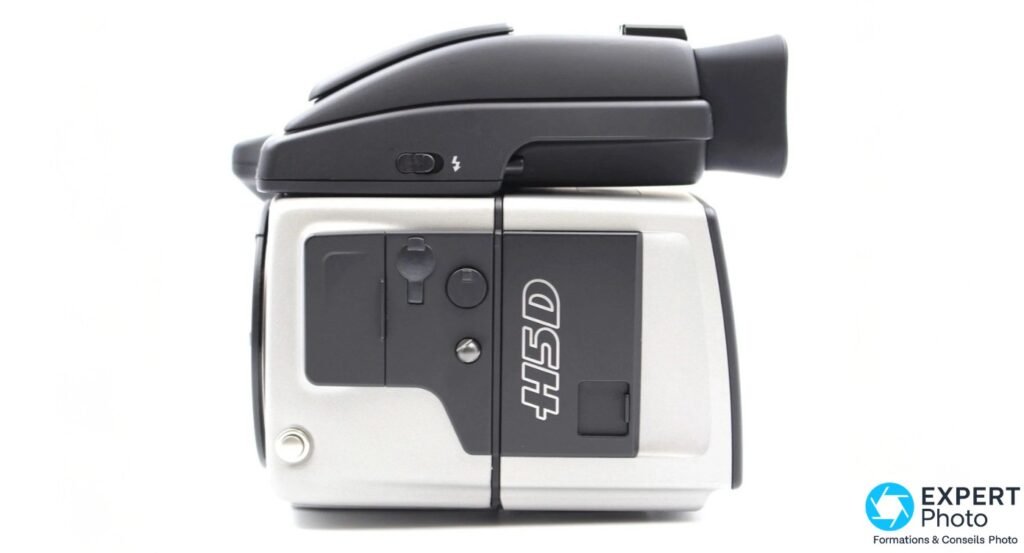 Hasselblad H5D-50c Wi-Fi profil droit, inscription H5D visible sur flanc argenté, trappe et interrupteur flash, fond blanc